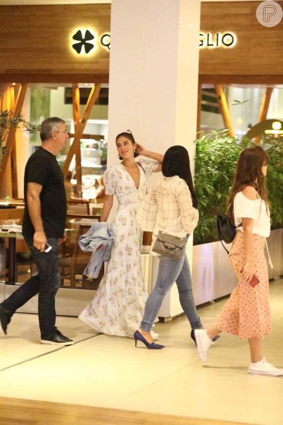 Bruna Marquezine e família decidem assistir sessão do cinema no shopping Village Mall, no Rio de Janeiro, na noite deste sábado, 4 de maio de 2019