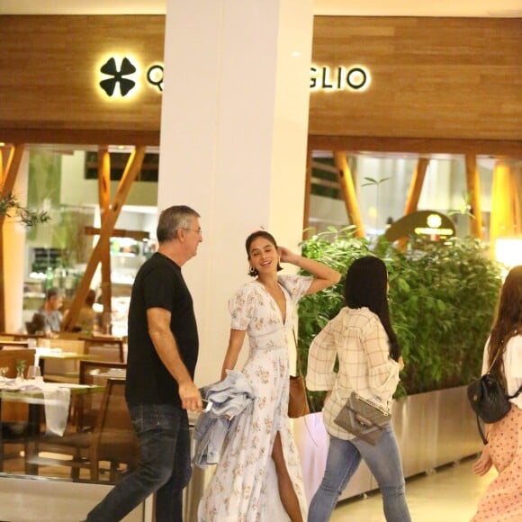 Bruna Marquezine é fotografada conversando com seu pai, Telmo Maia