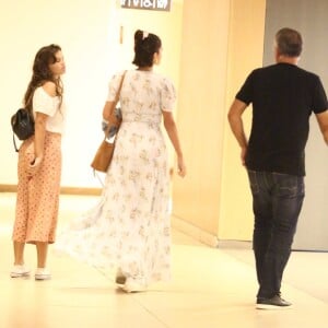 Bruna Marquezine curte programa em família no shopping Village Mall, no Rio de Janeiro, na noite deste sábado, 4 de maio de 2019