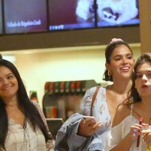 Bruna Marquezine curte programa em família no shopping Village Mall, no Rio de Janeiro, na noite deste sábado, 4 de maio de 2019