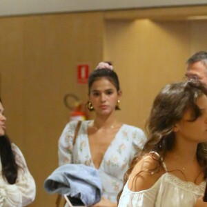 Bruna Marquezine curte programa em família no shopping Village Mall, no Rio de Janeiro, na noite deste sábado, 4 de maio de 2019