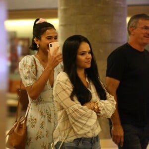 Bruna Marquezine curte programa em família no shopping Village Mall, no Rio de Janeiro, na noite deste sábado, 4 de maio de 2019