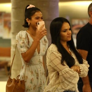 Bruna Marquezine curte programa em família no shopping Village Mall, no Rio de Janeiro, na noite deste sábado, 4 de maio de 2019