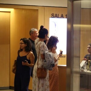 Bruna Marquezine curte programa em família no shopping Village Mall, no Rio de Janeiro, na noite deste sábado, 4 de maio de 2019