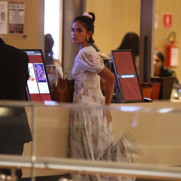 Bruna Marquezine faz caras e bocas ao avistar paparazzo em shopping