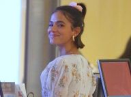 Girlie! Bruna Marquezine aposta em look floral e tênis para passeio em família