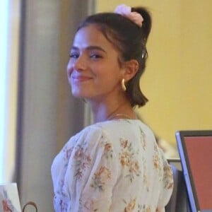 Bruna Marquezine é fotograda curtindo programa em família em shopping do Rio de Janeiro