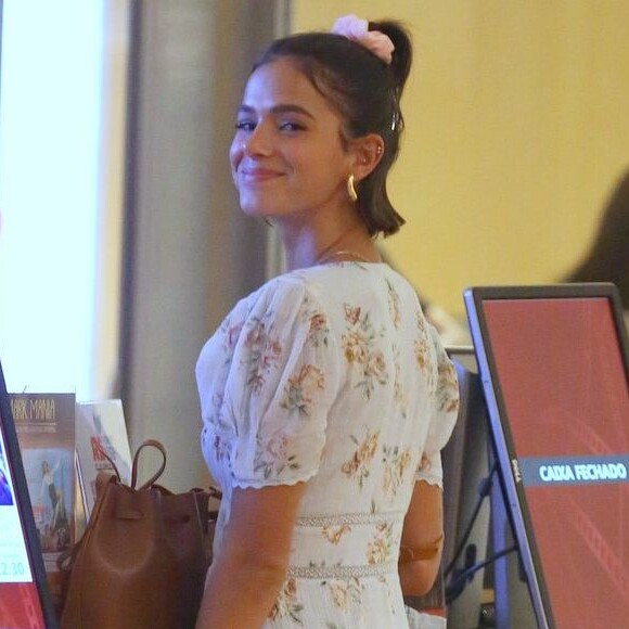 Bruna Marquezine é fotograda curtindo programa em família em shopping do Rio de Janeiro