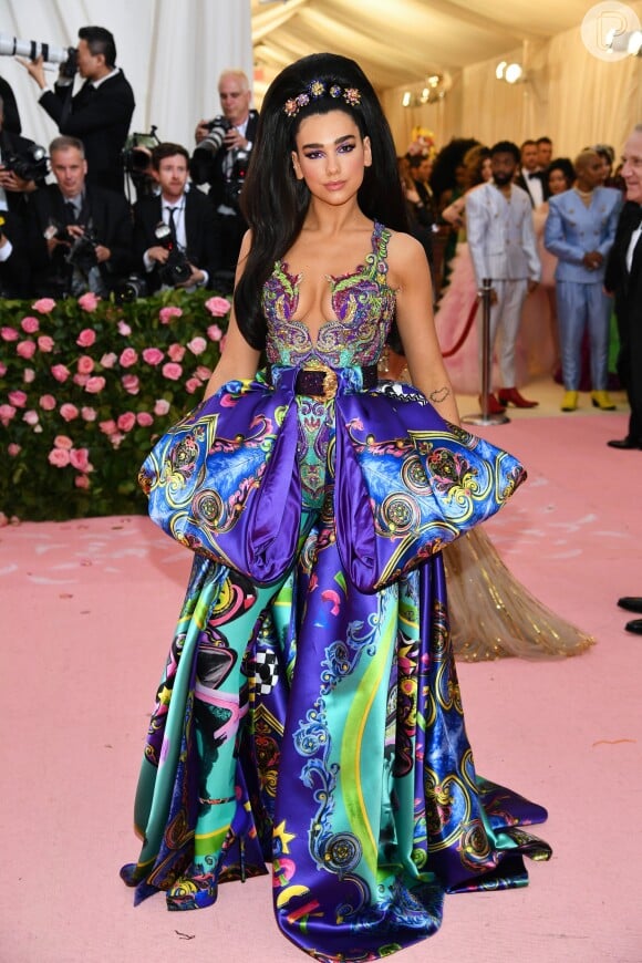 Dua Lipa escolheu um look total Versace cheio de cores bem vibrantes