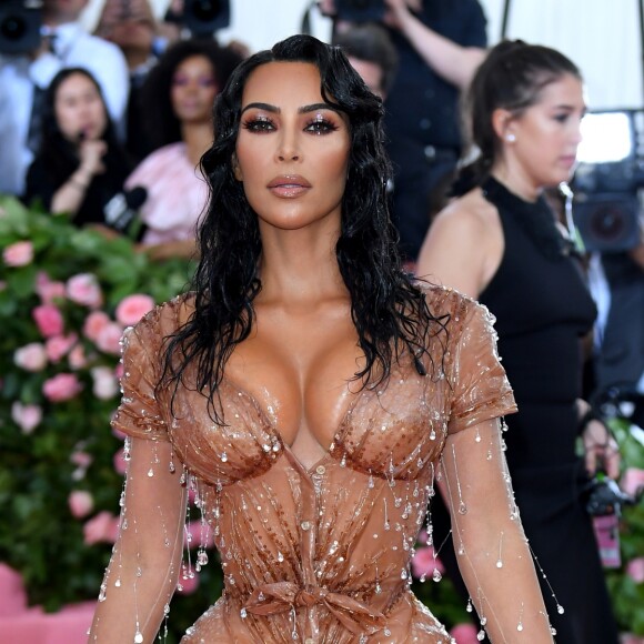 A make glossy de Kim Kardashian no MET Gala pode ser facilmente usada em festas