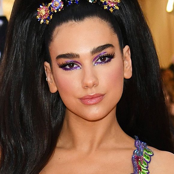 Make color é tendência e Dua Lipa apostou no traço duplo de toxo brilhante para o MET Gala 2019