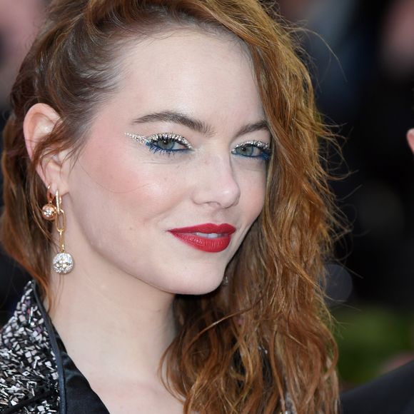 Emma Stone apostou no lápis azul e delineador gatinho prata