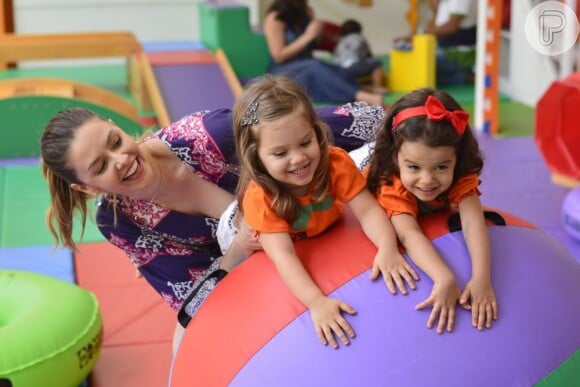 Bianca Rinaldi brinca com as filhas, Beatriz e Sophia, de 3 anos e 7 meses, em outubro de 2012