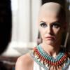 Bianca Rinaldi posa usando uma prótese na cabeça para simular estar careca em cena da minissérie 'José do Egito', divulgada pela Record em 18 de fevereiro de 2013