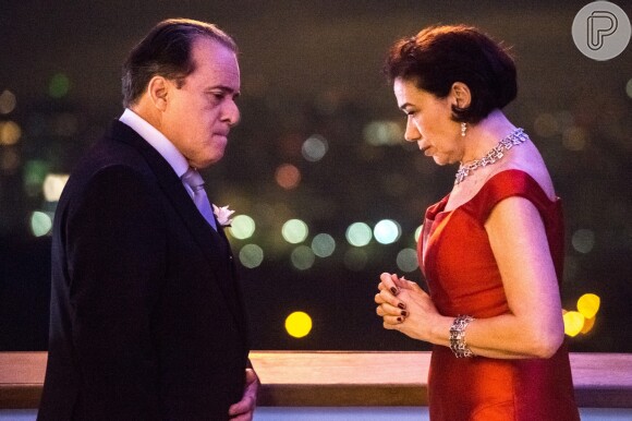 Valentina (Lília Cabral) dará um tiro no peito de Olavo (Tony Ramos) que cairá morto na novela 'O Sétimo Guardião'