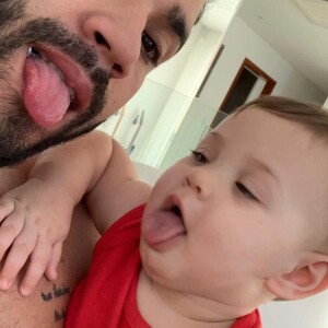Gusttavo Lima coloca língua para fora em foto imitando o filho mais novo, Samuel
