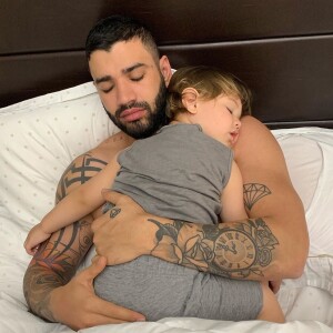 Gusttavo Lima, no dia anterior, posou abraçado com o filho mais velho, Gabriel