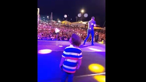 Filho primogênito de Gusttavo Lima, Gabriel rouba a cena ao 'invadir' palco de show do pai