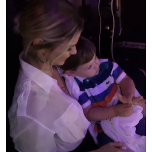 Andressa Suita assistiu show de Gusttavo Lima de coxia