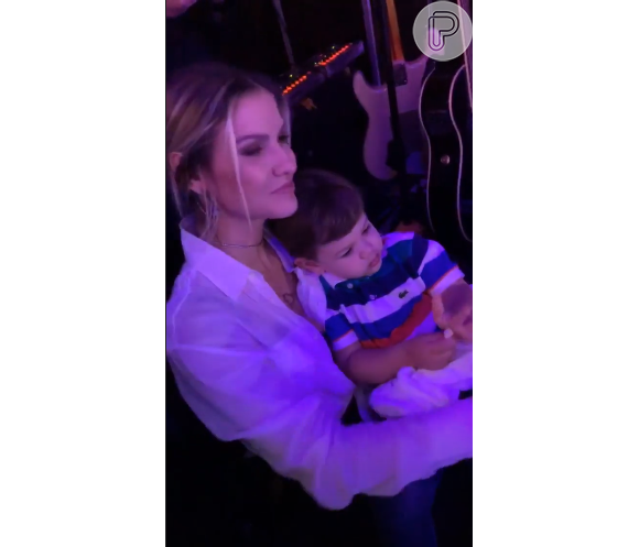Gabriel, filho mais velho de Gusttavo Lima e Andressa Suita, foi ovacionado pelos fãs do pai em show em Goiás