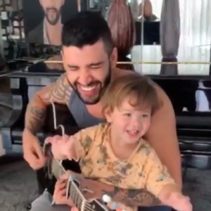 Filho de Gusttavo Lima, Gabriel costuma cantar e tocar instrumentos ao lado do pai