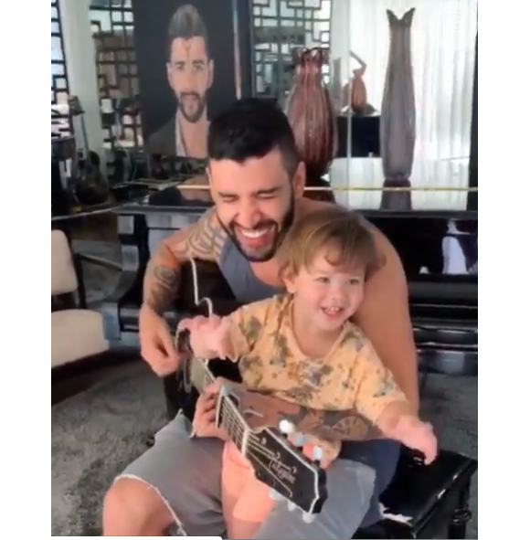 Filho de Gusttavo Lima, Gabriel costuma cantar e tocar instrumentos ao lado do pai