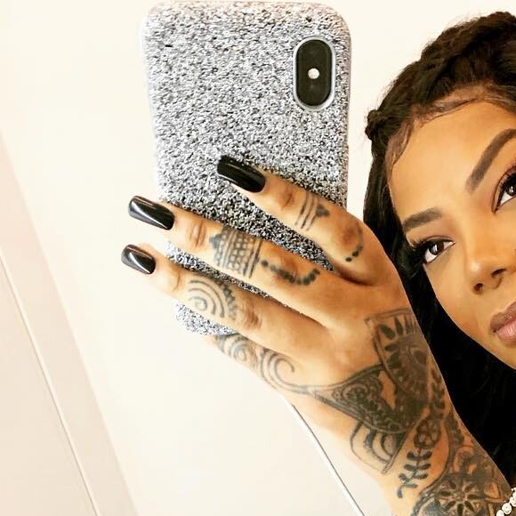 Ludmilla está na companhia da mãe, Silvana