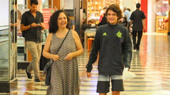 Filho caçula da atriz Tereza Seiblitz, Juliano Seiblitz, de 13 anos, chamou atenção pela semelhança com a atriz ao serem fotografados durante passeio por shopping