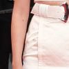 Selena Gomez usa saia com mix de texturas, cinto largo e fenda lateral em look em Cannes