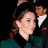 A tiara acolchoada está de volta, diretamente dos anos 80. Kate Middleton foi uma das que aderiu à tendência