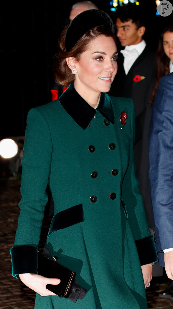 A tiara acolchoada está de volta, diretamente dos anos 80. Kate Middleton foi uma das que aderiu à tendência