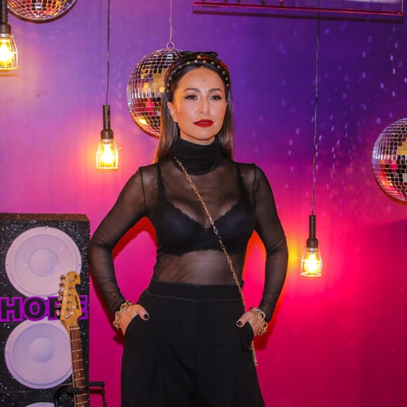 A tiara acolchoada está de volta, diretamente dos anos 80. Sabrina Sato também apostou no look