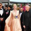 Elle Fanning está entre as mais bem vestidas no red carpet de Cannes! Esse vestido Gucci salmão com capa ficou um arraso. O detalhe de flores em aplicações em 3D roxo fez contraste e deu ainda mais vida ao vestido glamouroso