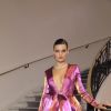 Isabelli Fontana de vestido rosa furta-cor com fenda generosa e muito volume