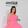 Kendall Jenner usou vestido Giambattista Valli em parceria com a fast fashion HM