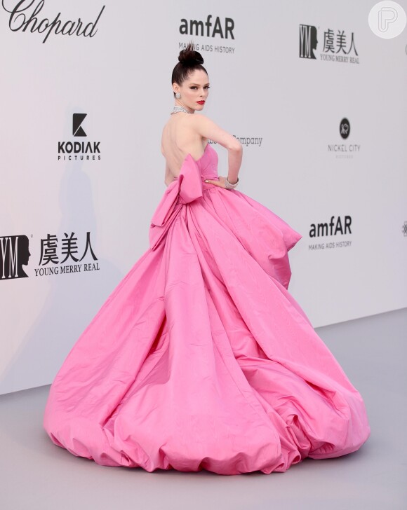 Coco Rocha a bordo de um vestido assimétrico cheio de personalidade com laçarote atrás in pink!