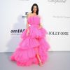 Kendall Jenner com vestido volumoso todo em pink