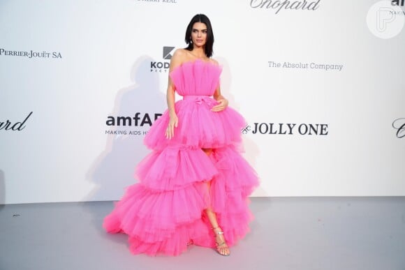 Kendall Jenner com vestido volumoso todo em pink