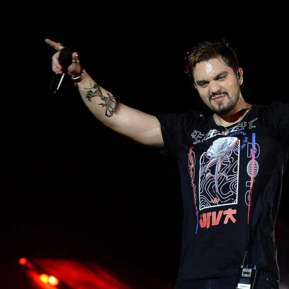 Além de arremessar a peça para a plateia, Luan Santana foi surpreendido ao jogarem um sutiã para ele no palco