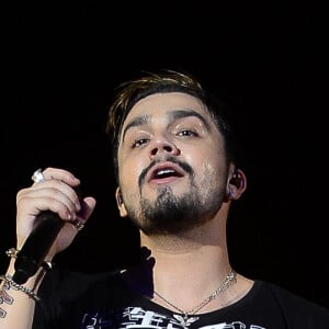 Luan Santana tira a camisa em gravação de DVD