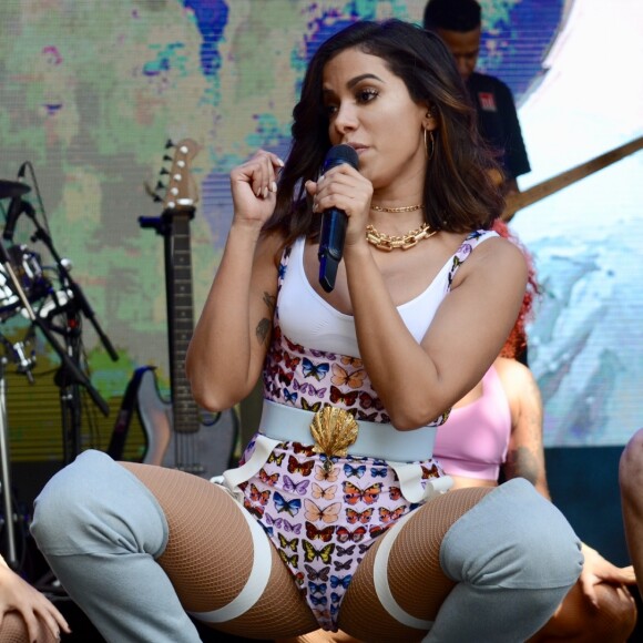 Anitta apostou em maiô com estampa de borboletas da grife Versace