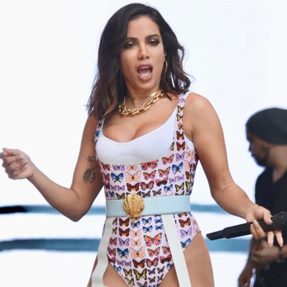 Anitta completou a produção com um cinto grosso com fivela de conchas, mood sereia, de $725, R$ 2,9 mil