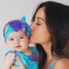 Sabrina Sato faz agachamento abraçada à filha, Zoe, em vídeo postado por Duda Nagle nesta segunda-feira, dia 20 de maio de 2019