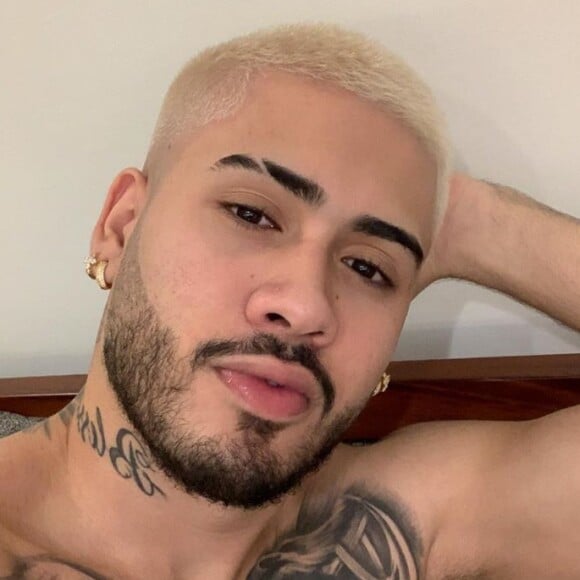 Kevinho apareceu na noite de segunda-feira (21) com o cabelo platinado