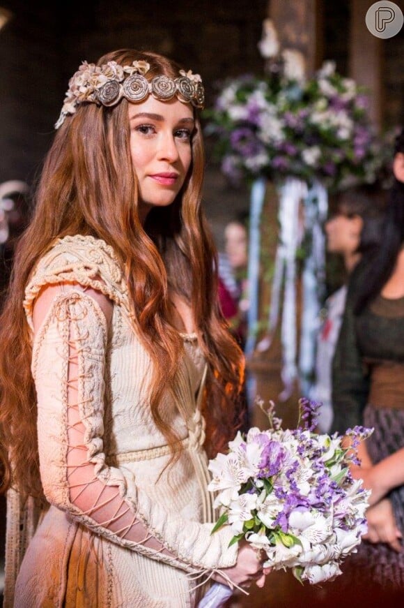 Marina Ruy Barbosa usou um vestido de noiva com inspiração medieval em 'Deus Salve o Rei'
