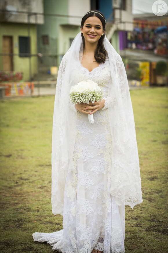 O vestido de noiva de Bruna Marquezine em 'I Love Paraisópolis' era rico em detalhes com renda