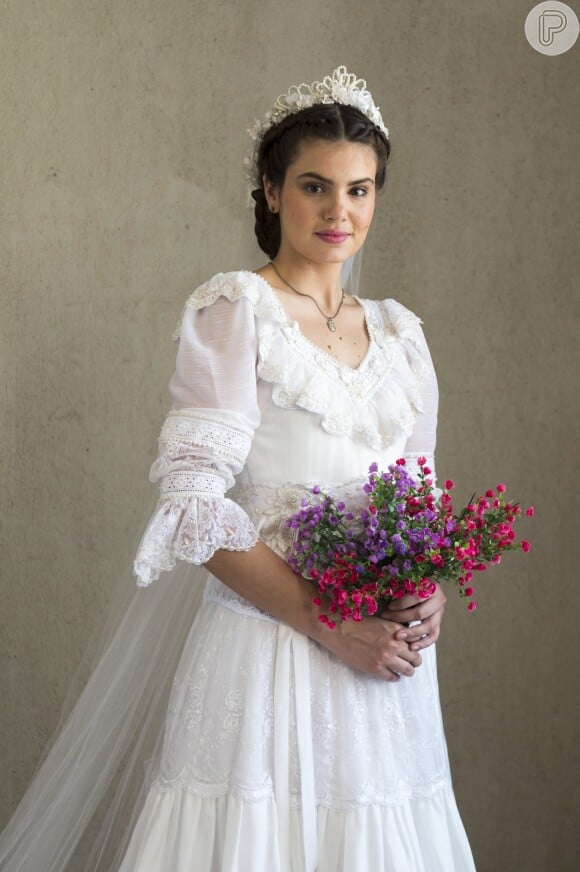 Camila Queiroz, em 'Êta Mundo Bom', usou vestido de noiva com muitos babados