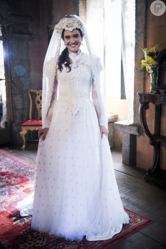 Em 'O Tempo Não Para', Marocas (Juliana Paiva) usou um vestido no estilo barroco ao se casar com Bento (Bruno Montaleone)
