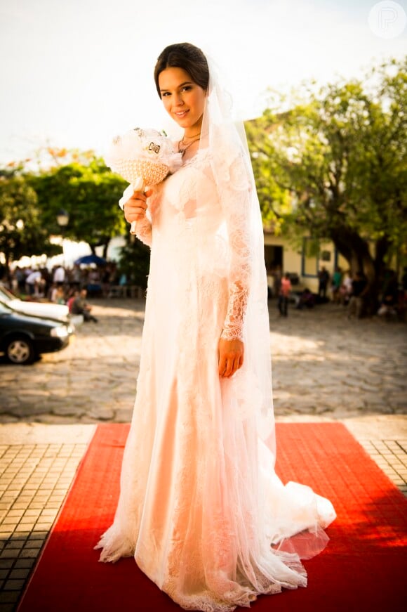 Bruna Marquezine usou um vestido de noiva todo rendado como Helena na novela 'Em Família'