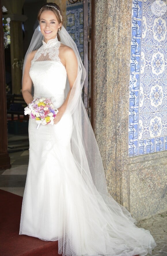 O vestido de noiva de Paolla Oliveira em 'Amor à Vida' tinha gola alta trabalhada em renda